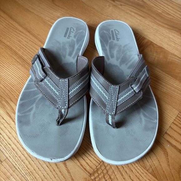 Clarks Collection Beige Taupe Sandals Breeze Sea Slip On Thong Womens Size 10 M - Picture 1 of 10